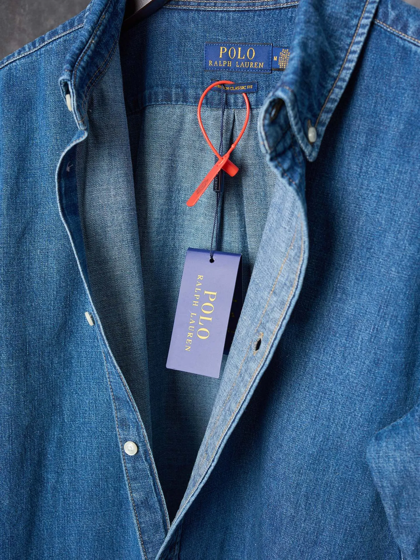 P440 Actual auction] Ralph Lauren/Ralph Lauren colorful pony logo embroidered denim shirt [Ready stock] S M L XL custom-made thick-weave twill ring yarn denim, soft and silky, comfortable and skin-friendly, matte indigo, a denim poem dyed with time. The exquisite colorful pony logo on the left chest jumps into indigo, fully recognizable, with a breath of freedom and vitality, a pure and smart color symphony The deconstructed poetics of the pointed collar and placket creates a lazy French atmosphere. Even walking has a designed sense of calmness. It uses imported machine embroidery technology and uses advanced computer control systems and precision mechanical components to realize colorful pony embroidery operations with high precision and smooth and delicate lines. It uses multiple horses to rub sand and uses high-pressure spray guns to rub in specific parts to achieve a local gradient effect. Then, it uses frosting technology to create a unique texture pattern. The workmanship is extremely complex and time-consuming. Using washing and frying process, the special desizing agent is given priority, and then the fabric is soaked in it to evenly receive the sizing. After desizing, it is finally rinsed. The workmanship is extremely complicated, the loss is high, and the fit is suitable.